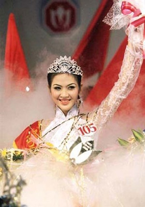 Ngắm váy áo trong khoảnh khắc đăng quang của Hoa hậu Việt