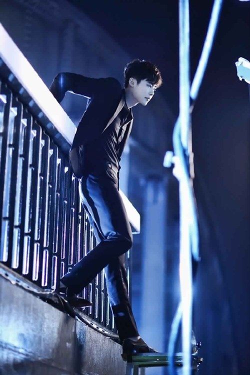 Ngắm vẻ đẹp ‘chuẩn soái ca’ của Lee Jong Suk khi diện sơ mi trong W