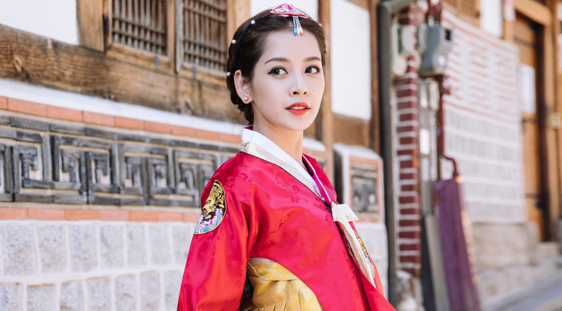 Chi Pu xinh xắn trong trang phục hanbok tại Hàn Quốc