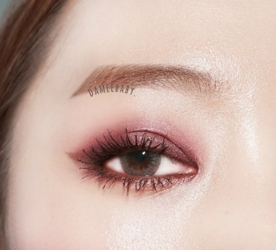 Trào lưu đánh mắt nhũ đỏ hồng ngả nâu đẹp của con gái Hàn đang cực hot
