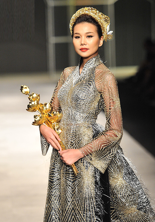  Ngắm siêu mẫu Thanh Hằng mang trang sức 2,6 tỷ đồng lên sàn diễn 