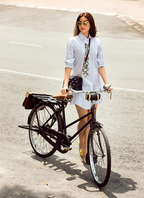 Phạm Hương đẹp ngọt ngào, đạp xe dạo phố 