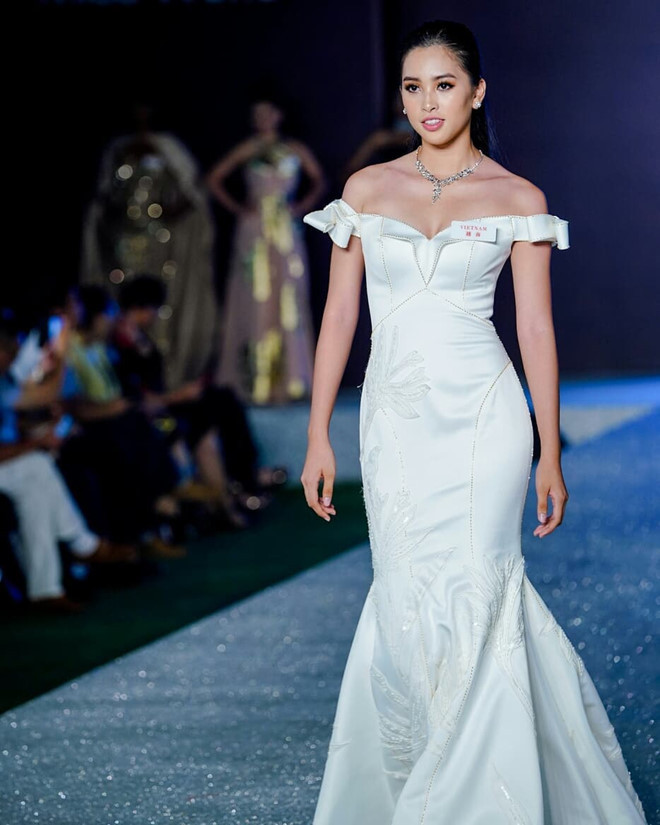Lộ diện chiếc đầm lộng lẫy của Hoa hậu Tiểu Vy 