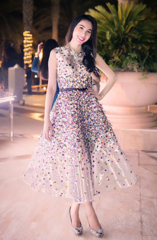 Thủy Tiên, Phạm Băng Băng rạo rực với váy hoa 3D bay bổng