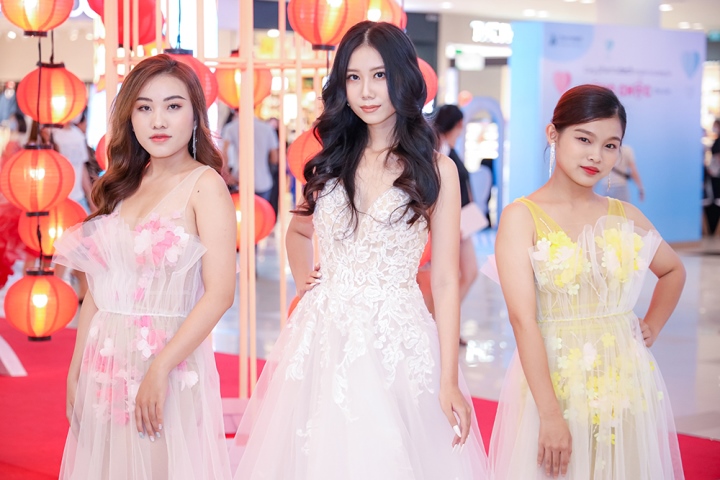 Màn trình diễn thời trang của hai con gái nuôi Phi Nhung