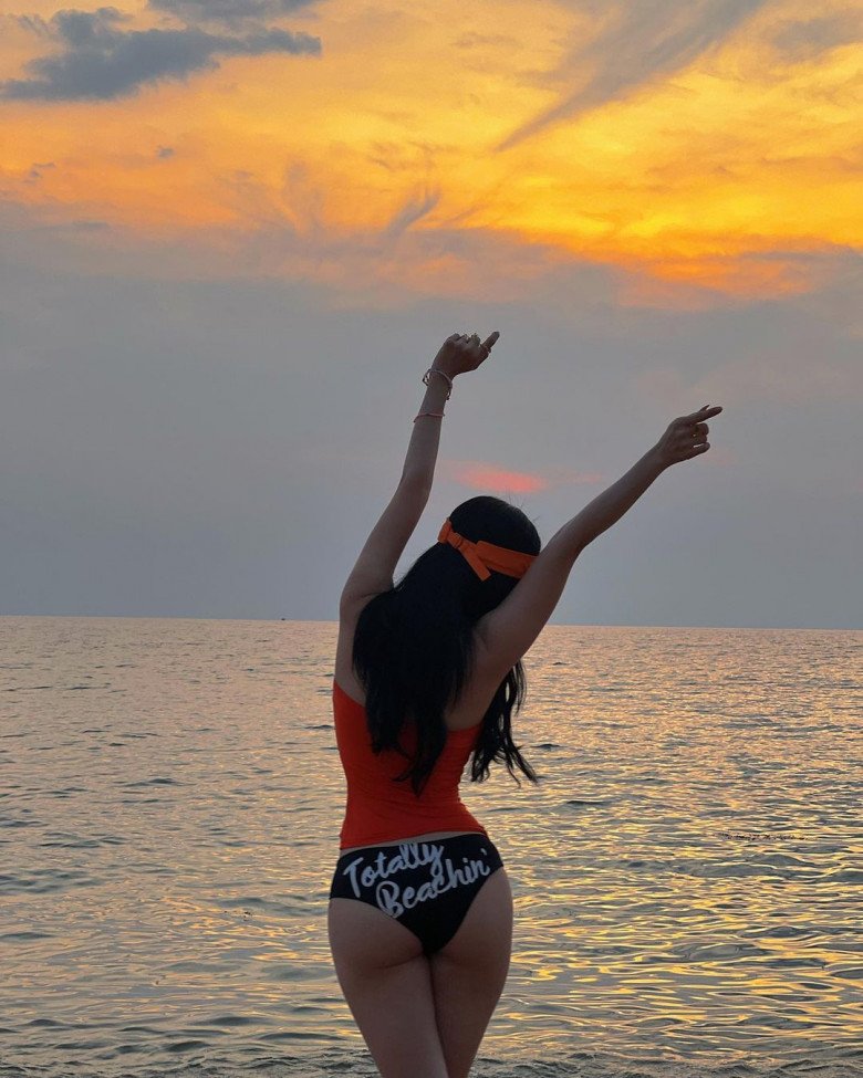 Sĩ Thanh diện bikini kín đáo đi biển những vẫn sexy không tưởng