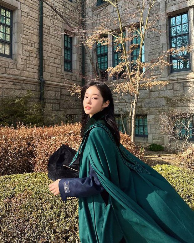 Roh Yoon Seo nữ thần học đường từ trong phim ra tới trường đời