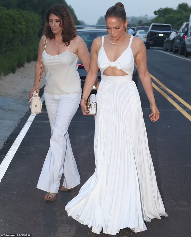 Jennifer Lopez diện đầm trắng cắt xẻ táo bạo đi dự tiệc