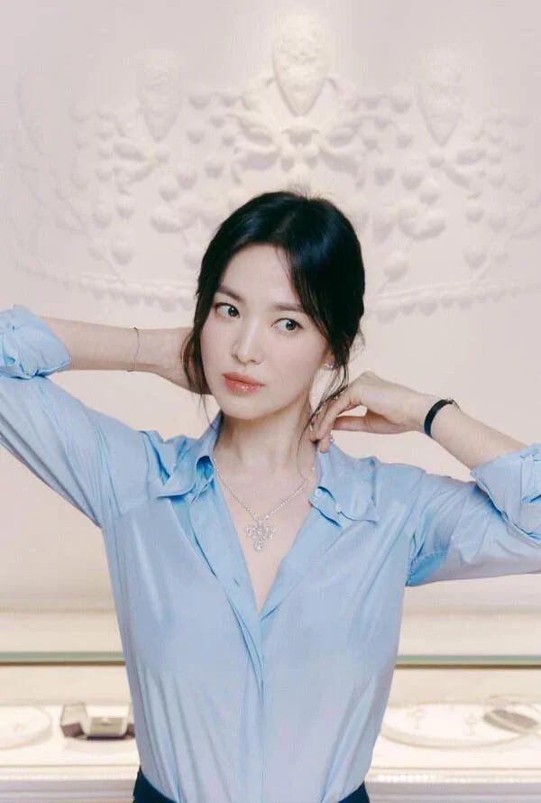 Diện áo sơ mi đơn giản Song Hye Kyo vẫn quyến rũ khó cưỡng