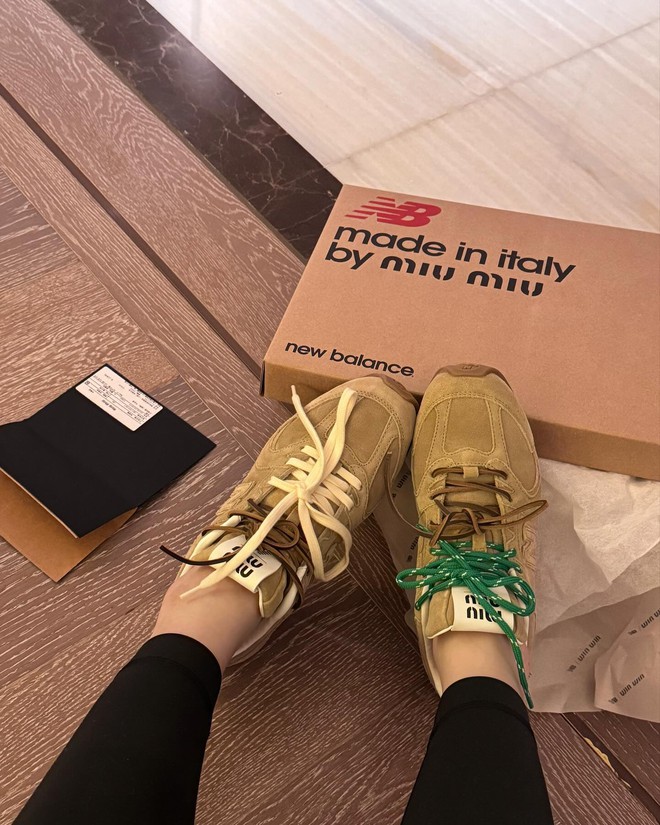 Cận cảnh đôi giày gây sốt MXH của Miu Miu x New Balance