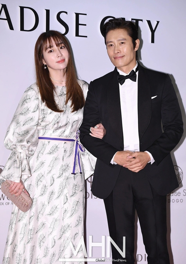 Thời trang cặp đôi tinh tế của vợ chồng Lee Byung Hun - Lee Min Jung 