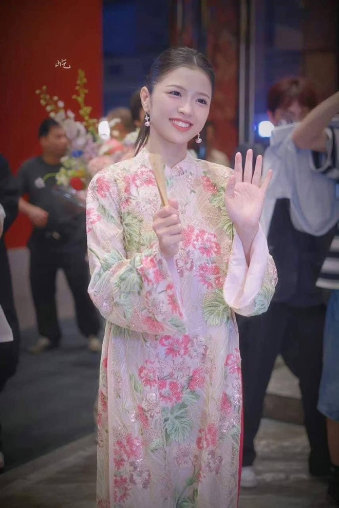 Sunni Hạ Linh diện áo dài khoe vẻ đẹp ‘trong veo’ tại Đạp gió 2024