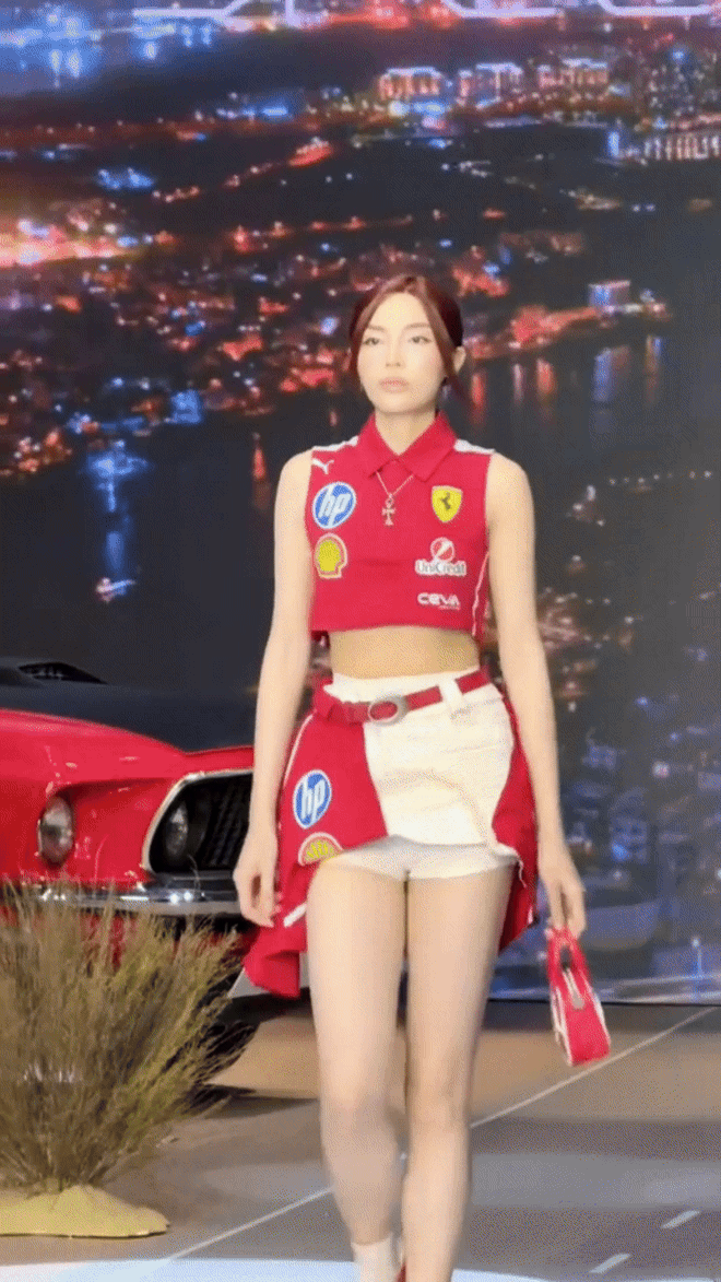 Màn catwalk thị phi của Kỳ Duyên