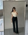 4 mẫu áo thích hợp diện với quần đen