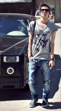 Cách phối áo thun nam cho chàng ‘gai góc’ xuống phố