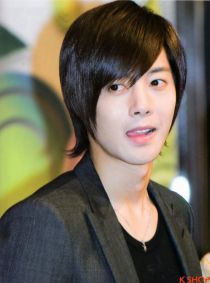 Những kiểu tóc nam sành điệu của sao Kpop