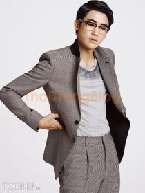 Tóc nam rẽ ngôi lệch cổ điển cho bạn trai mặt tròn