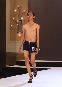 ‘Sốc nặng’ Thí sinh nam gầy trơ xương mang giày cao gót catwalk