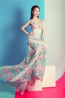 Váy ren xẻ sâu táo bạo, nóng bỏng của Diễm My