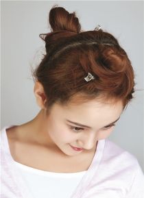 Cách làm tóc uốn xoăn tuyệt đẹp cho bạn gái tại nhà