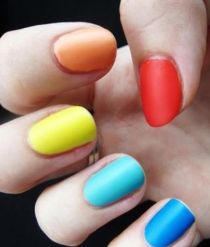 Cách sơn móng tay màu neon đơn giản tại nhà cho bạn nữ