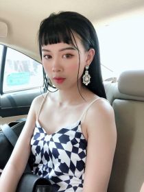 Cô gái bán hoa sáp xinh như “Quỳnh Búp Bê”