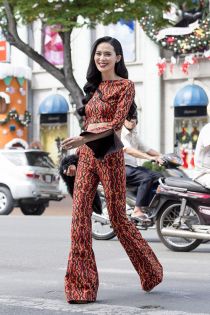 Người đẹp xuống phố vui Giáng sinh cùng các em nhỏ