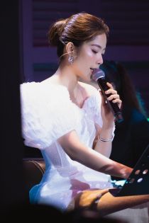  Màn đối đầu giữa Lý Nhã Kỳ và Nam Em khi diện đầm trắng