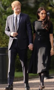 Meghan Markle và những bộ trang phục bất tuân quy tắc Hoàng Gia