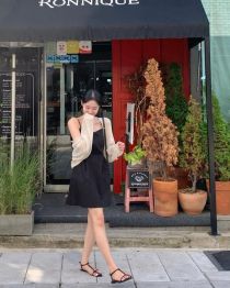 Những cách diện váy hai dây phù hợp cho mùa Thu