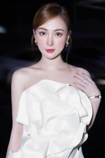 Kelly thay đổi xinh đẹp hậu phẩu thuật thẩm mỹ