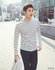 Phối áo thun nam rộng với quần short mạnh mẽ