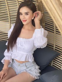 Lâm Khánh Chi chuộng thời trang trẻ trung ‘hack tuổi’