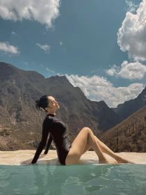 Hương Giang diện bikini khoe đôi chân dài giữa thiên nhiên Mexico hùng vĩ