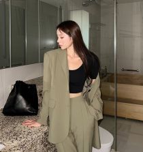 Lựa chọn kiểu áo mỏng để phối với blazer