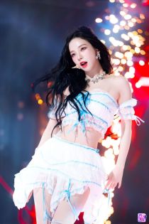 Chiếc váy ngắn khó tin của nữ idol Kpop