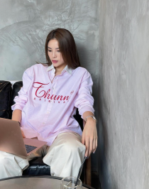 Áo sơ mi oversized item không thể thiếu của Hà Hồ và Kỳ Duyên