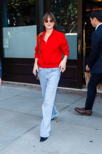 Diện jeans duyên dáng như nữ diễn viên Dakota Johnson