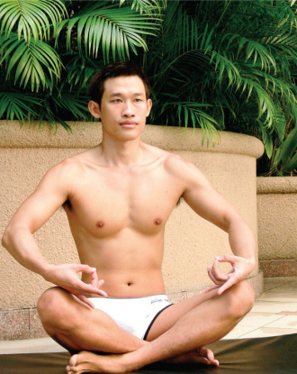 Bài tập yoga đơn giản cho quý ông lấy lại phong độ