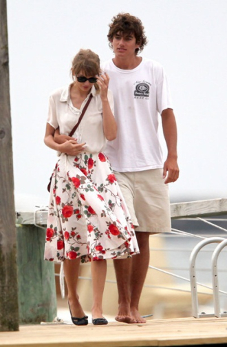 Taylor Swift đổi cách mặc mỗi khi có người yêu mới