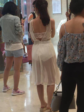 Hốt hoảng với váy ngắn, áo hở của bạn gái Việt tại trung tâm mua sắm