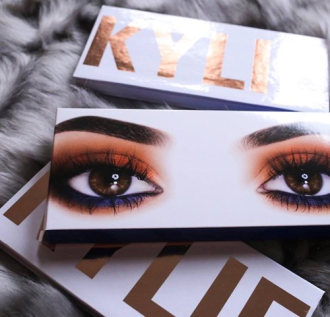 Kylie Jenner khoe bảng màu mắt mới đẹp ngất ngây