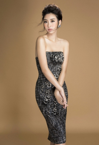 Hoa hậu Đỗ Mỹ Linh khoe nét thanh tân với loạt váy gợi cảm