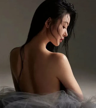 Lưng trần đẹp xuất sắc của dàn mỹ nhân Hoa ngữ