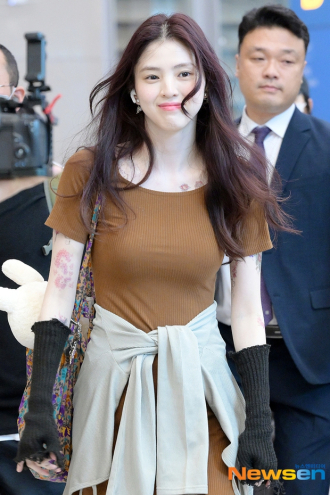 Han So Hee như búp bê ngoài đời thực khi xuất hiện ở sân bay