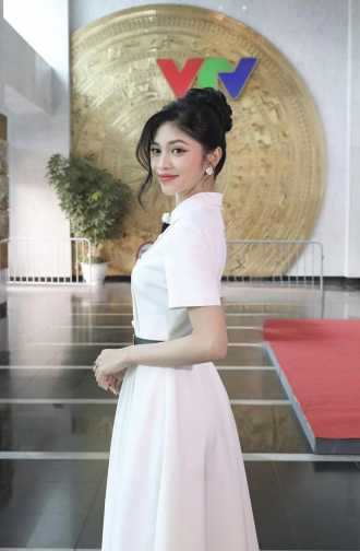 Chiếc váy cocktail màu trắng nền nã của Á hậu Minh Kiên