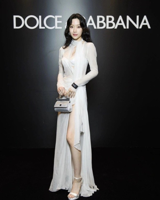 Sự kết hợp hoàn hảo của Moon Ga Young và Dolce & Gabbana