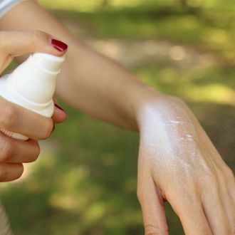 Thiếu hiểu biết khi dùng xịt chống nắng