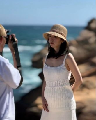 Han Ji Min hóa ‘thần tiên’ khi diện váy trắng