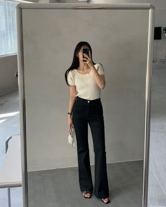 4 mẫu áo thích hợp diện với quần đen